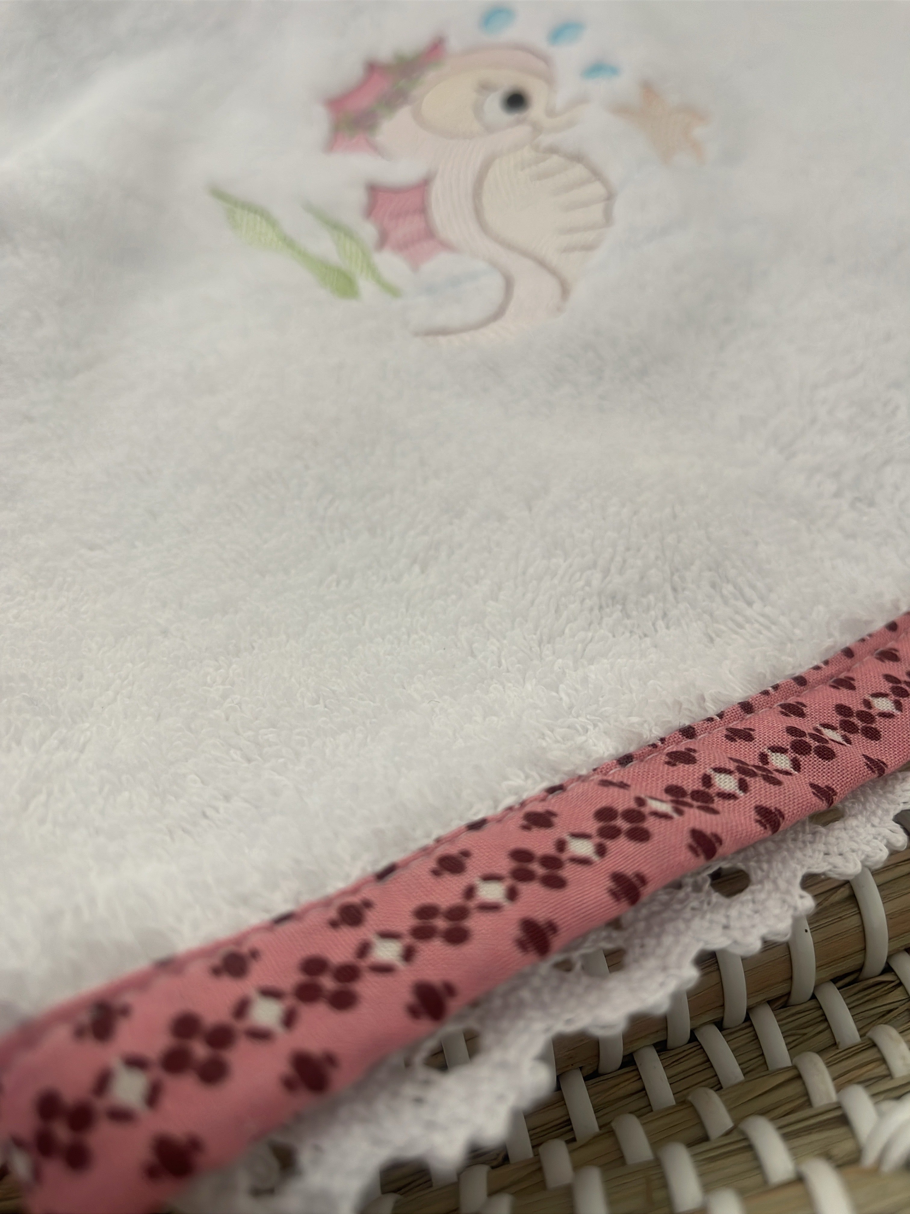 Gift Box Girl Embroidery Classic - Seabed Seahorse