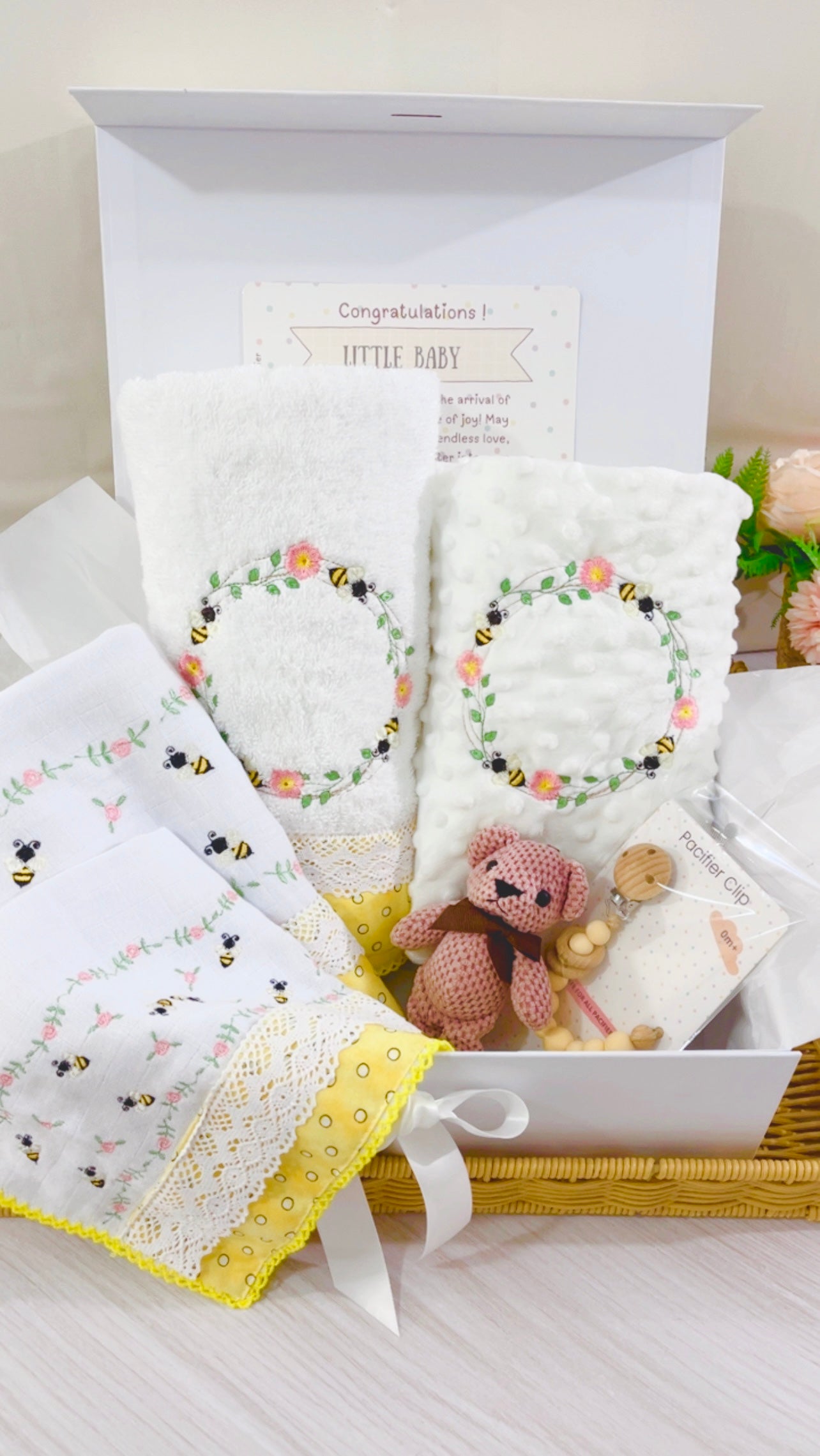 Yellow/White - Baby Girl Gift Box/ Bee - 6 intens