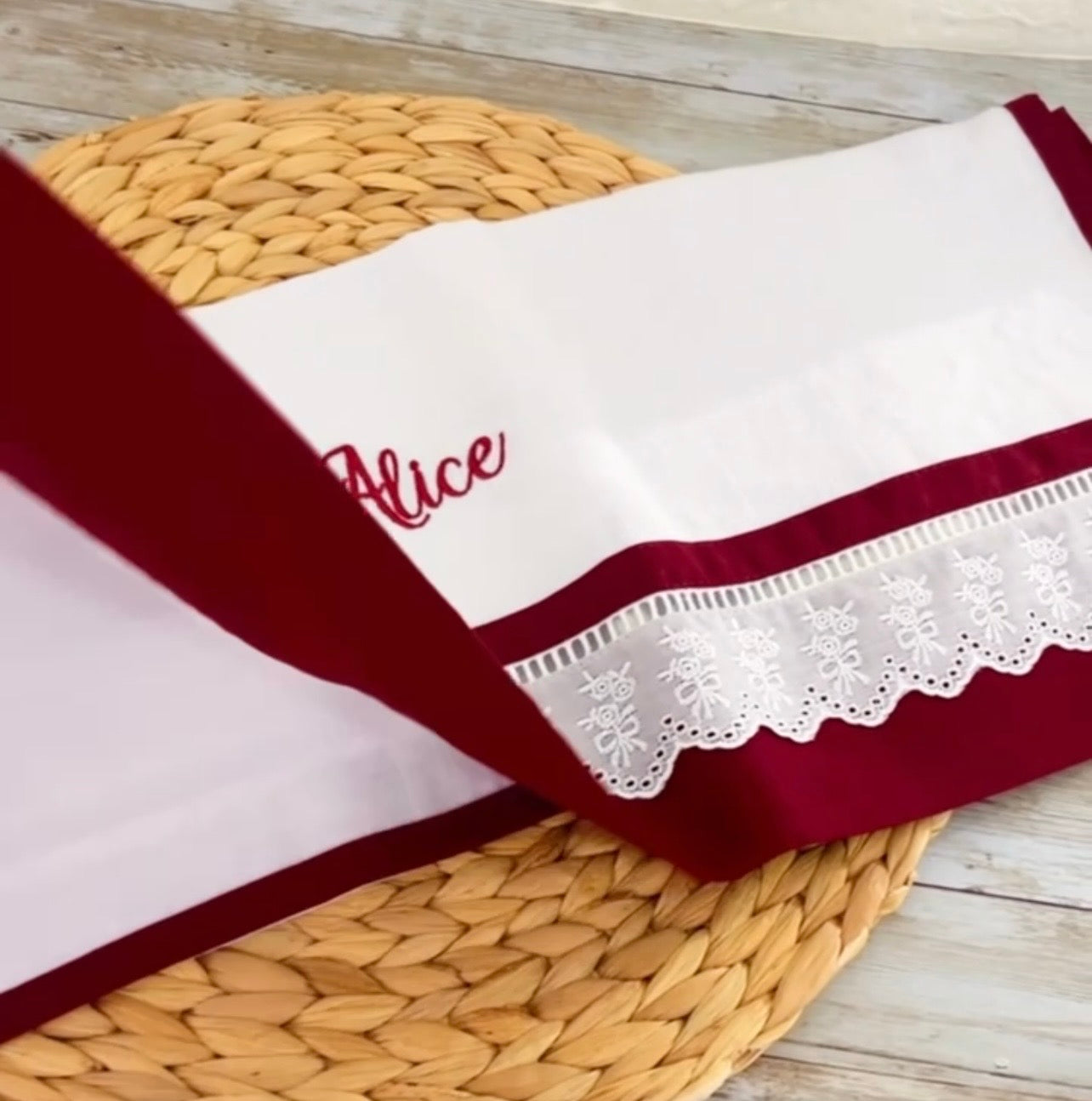 Fralda de Passeio para Bebê Bordada com Viéis  / Embroidery Burp Cloth