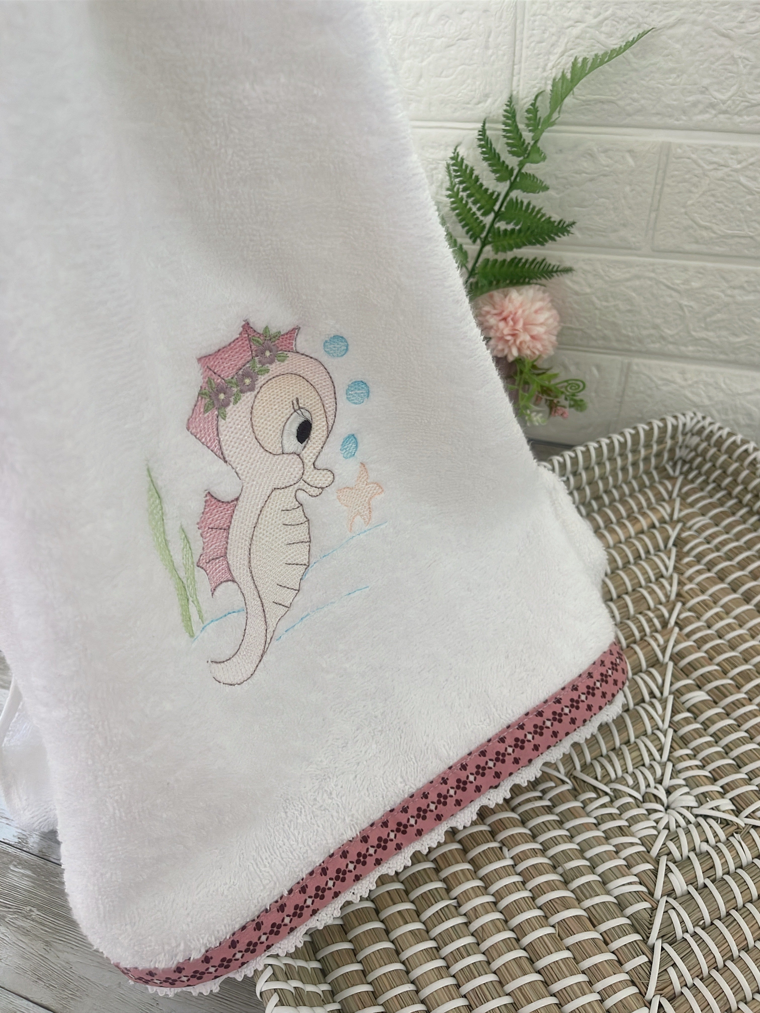 Gift Box Girl Embroidery Classic - Seabed Seahorse