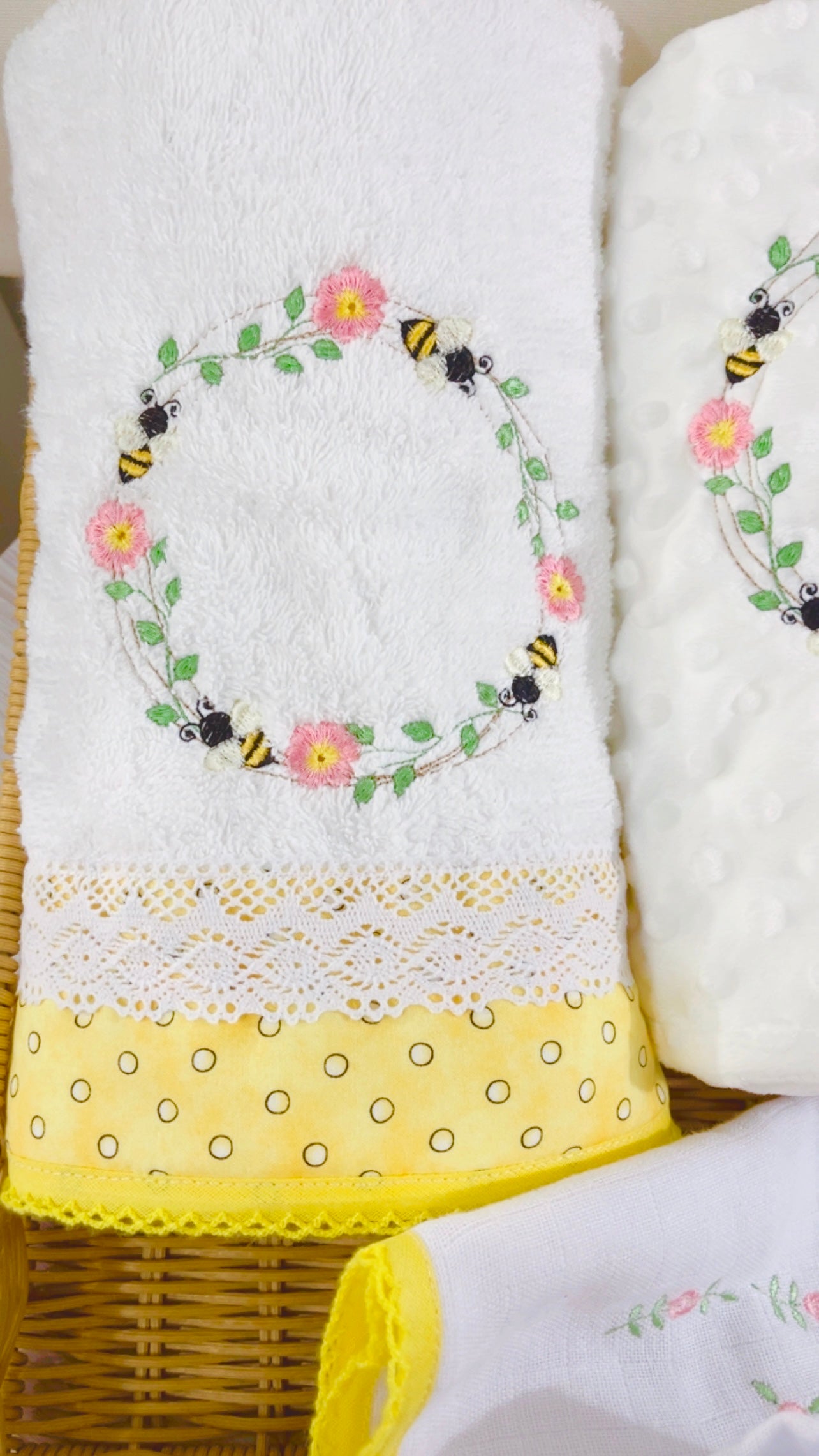 Yellow/White - Baby Girl Gift Box/ Bee - 6 intens