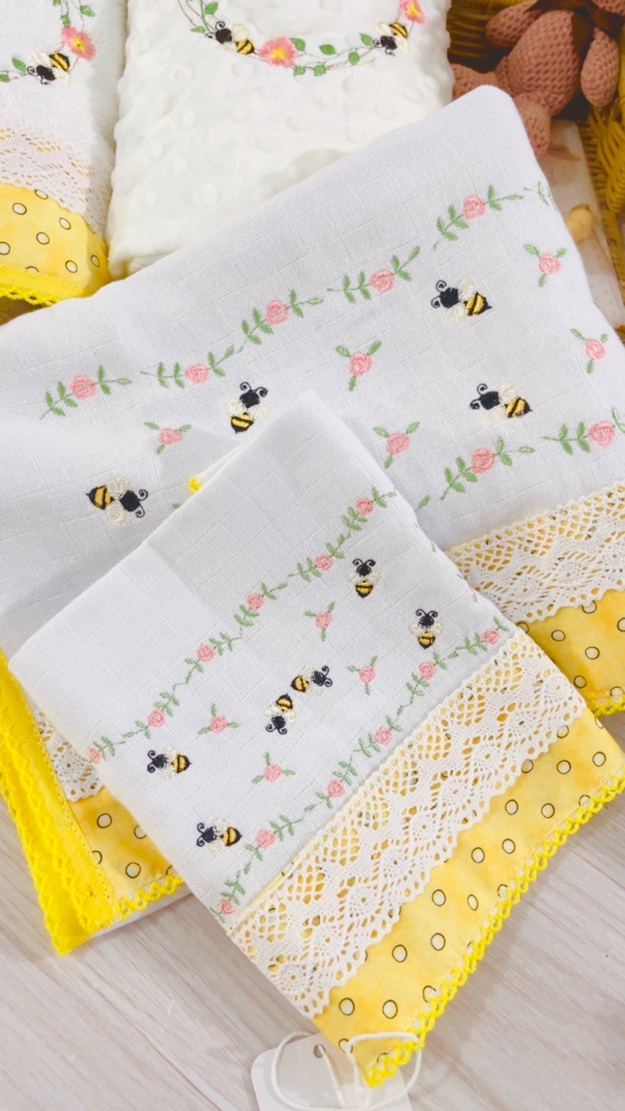 Yellow/White - Baby Girl Gift Box/ Bee - 6 intens