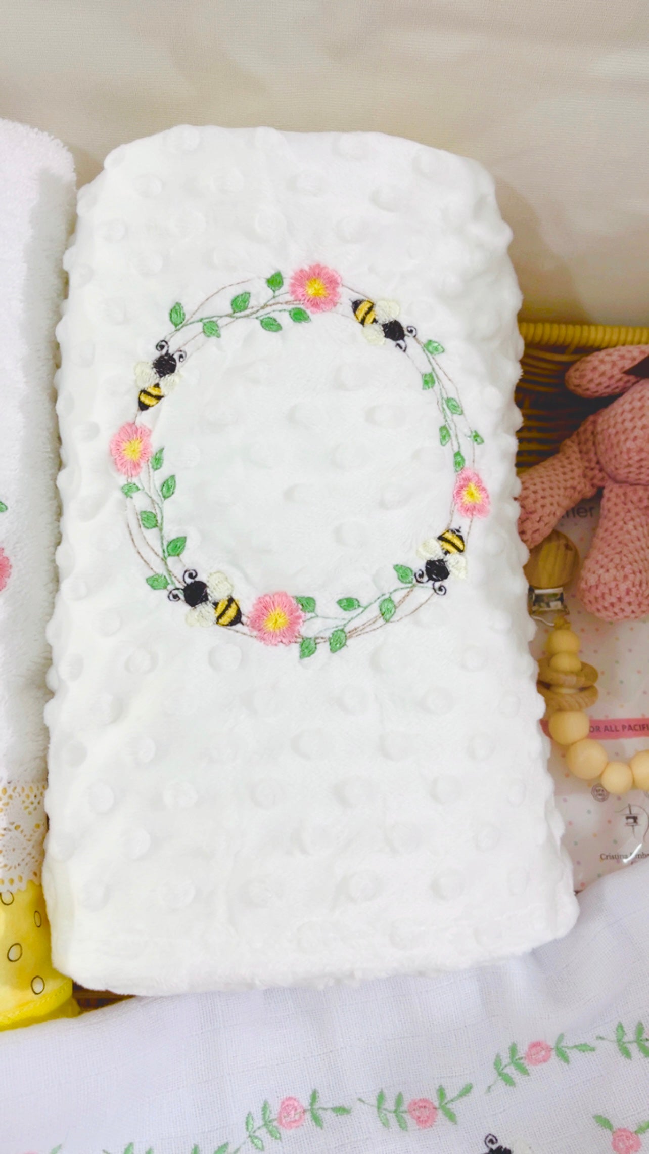 Yellow/White - Baby Girl Gift Box/ Bee - 6 intens