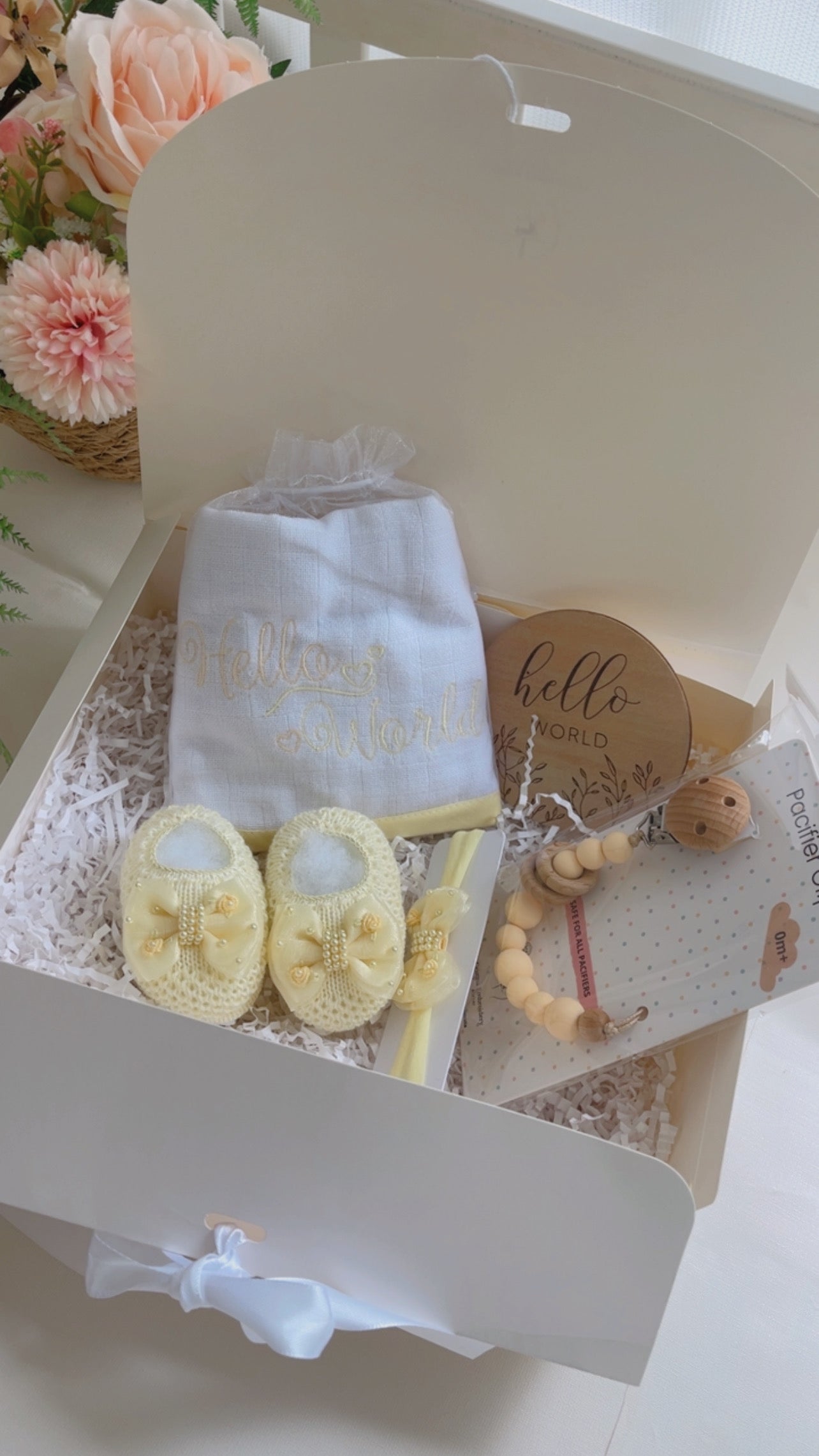 Newborn Gift Box "Hello World" Baby Girl / Light Yellow
